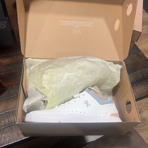 On THE ROGER Advantage 2 Women's Sneakers in White and Soft Pink